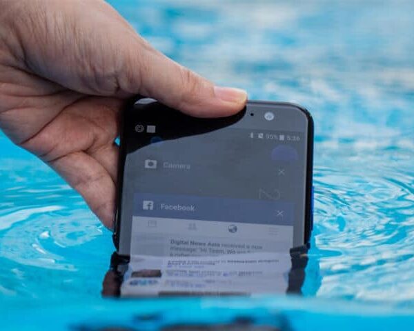 Astuce facile pour sauver votre téléphone portable tombé dans l’eau
