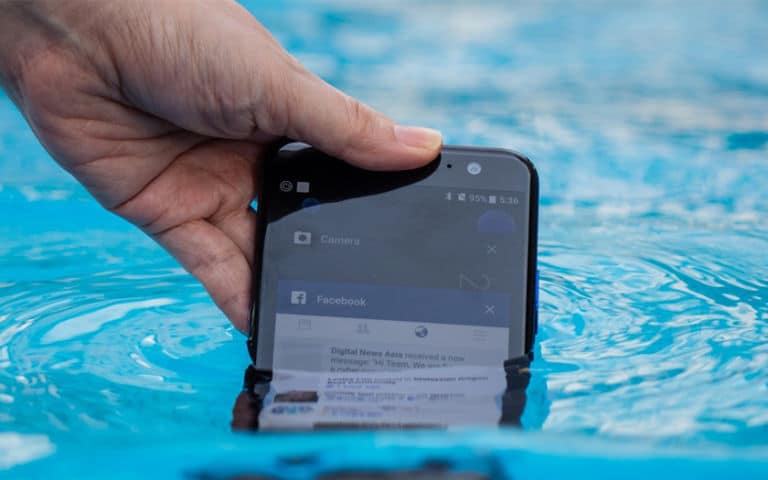 Astuce facile pour sauver votre téléphone portable tombé dans l’eau